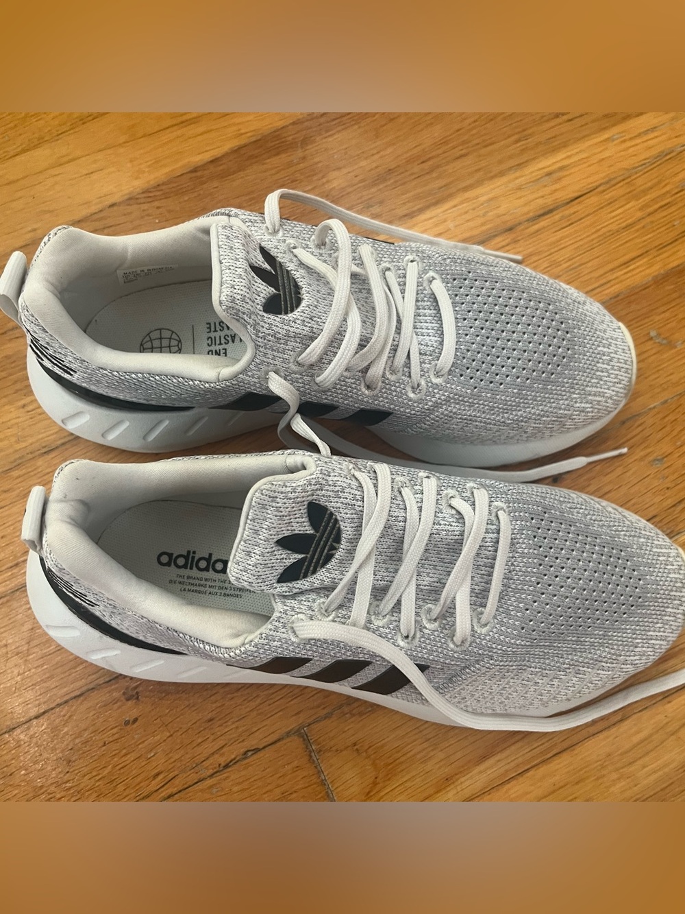 Like new women's Adidas sneaks